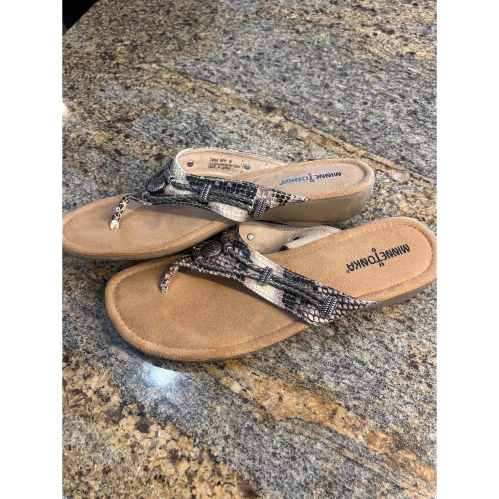 Minnetonka Snake Print Thong Sandals Embellished Comfort Wedge Flip Flops Size 9 - Picture 3 of 6